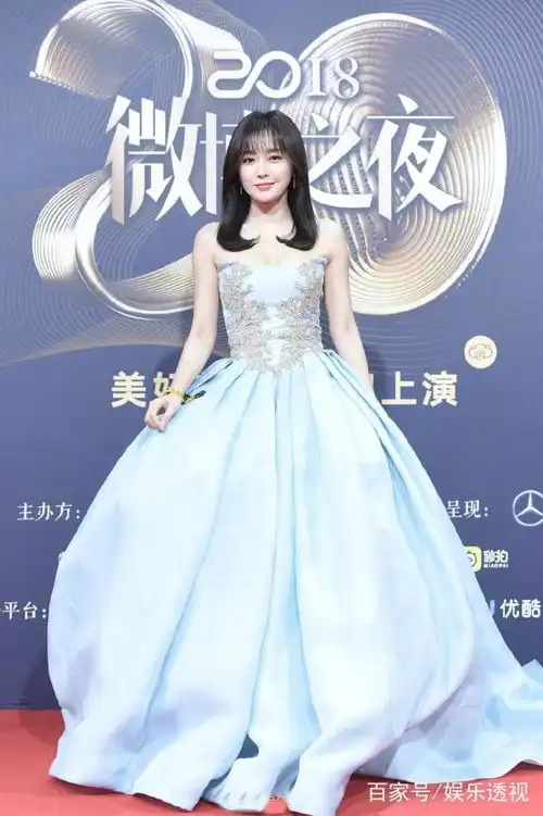 2018微博之夜红毯迪丽热巴粉嫩,林志玲性感,周冬雨冻成表情包
