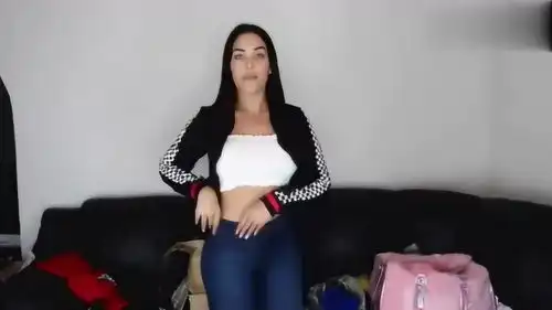 气质美女喜欢露肩装,穿搭一字肩搭配紧身裤挺适合的