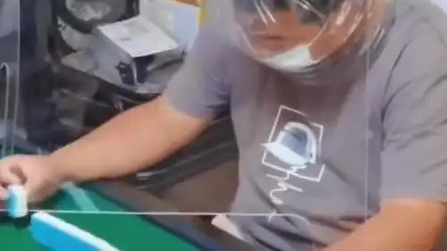 大哥们的搞笑打麻将操作,这安全防范意识还挺高的
