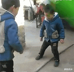 搞笑gif趣图看着小妹妹,有模有样的瞎打,你这是心中有怨气啊
