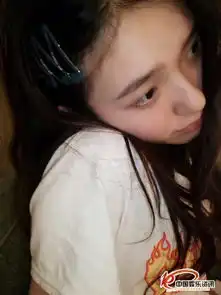 林允白色t恤素颜上镜表情搞怪可爱少女感十足
