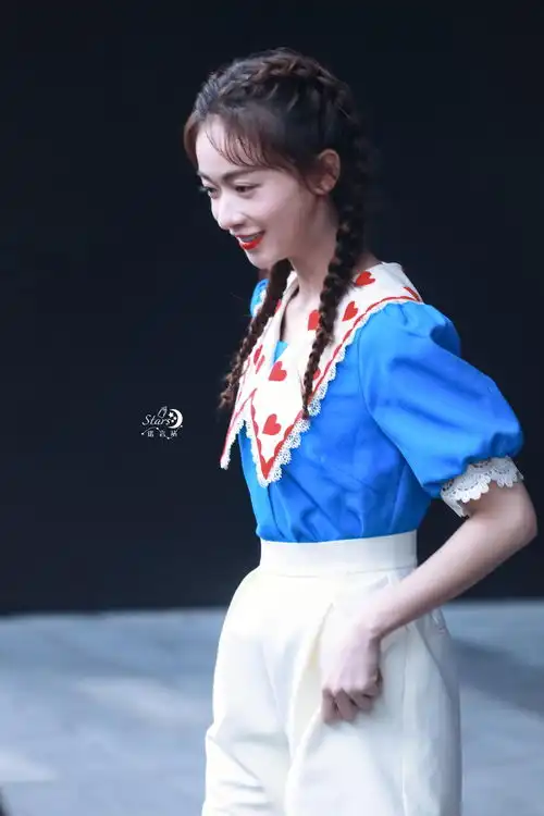 奔跑吧路透baby吴谨言比美蔡徐坤童装可爱
