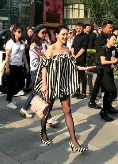 小s穿条纹抹胸裙搭黑丝,不性感很俗气网友这一身特别像斑马
