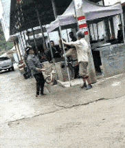 笑话去未来岳父家吃饭,为了搞点气氛,就给大家表演魔术

