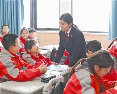 让每一朵小花都在法治关爱中绽放
