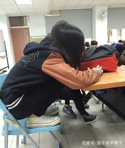 搞笑图片幽默段子笑话老哥,大冬天的掉冰河下去很冷吧
