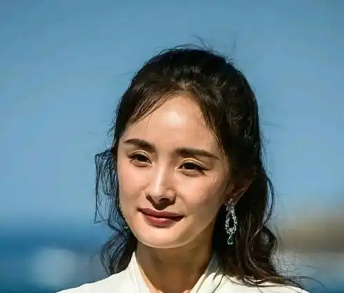 娱乐圈的当红女明星都在变老,85年代的娇花已经快凋谢了
