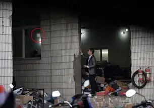 重庆快递员空中抛扔快递
