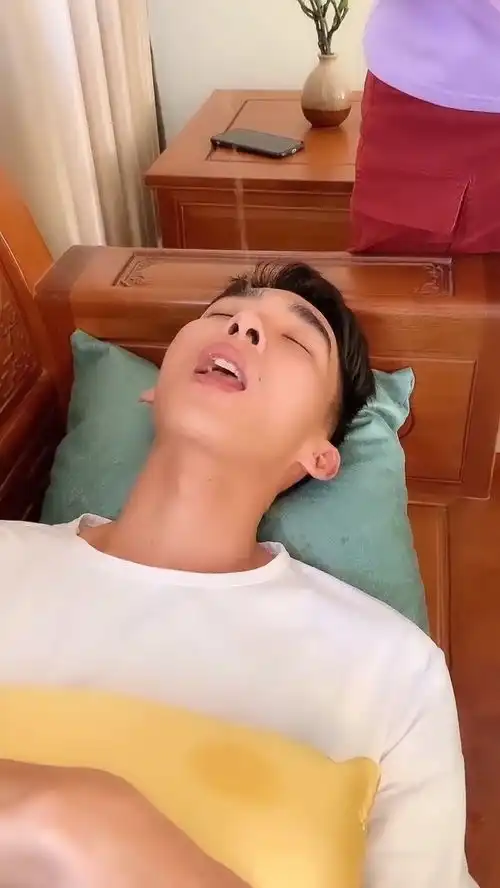 让赖床的人以最快的速度起床,这方法不赖吧搞笑
