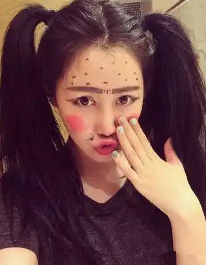 妹子,你别看我呀,我不是故意偷拍你的
