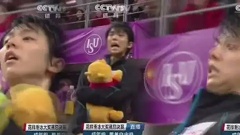 羽生结弦帮车车调话筒时的可爱表情
