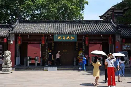 南京夫子庙步行街,三个字难倒观光客,到底应该怎么念
