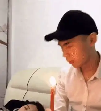 搞笑图片懒床女友最佳叫起方式,哥们请保重
