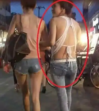 搞笑gif图中间的妹子你在干什么呢
