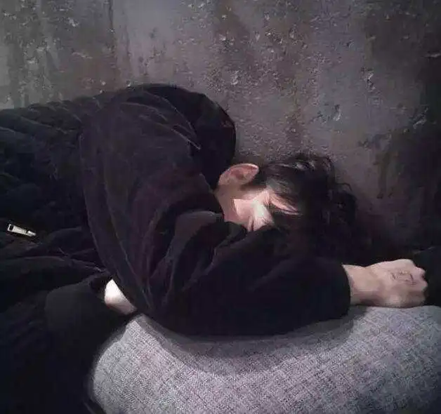 妈妈给我买了一双球鞋,学校取消了我的贫困助学金
