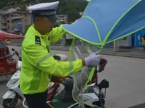 康县公安局交警大队开展摩托车电动车加装遮阳伞遮雨棚违法行为专项整治行动
