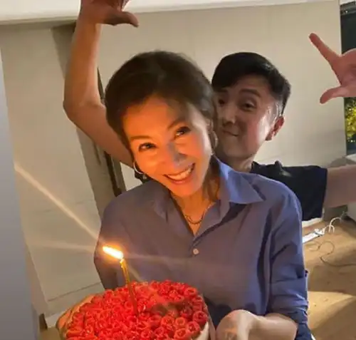 李嘉欣与异性好友提前庆50岁生日,女神齐刘海出镜美回28岁
