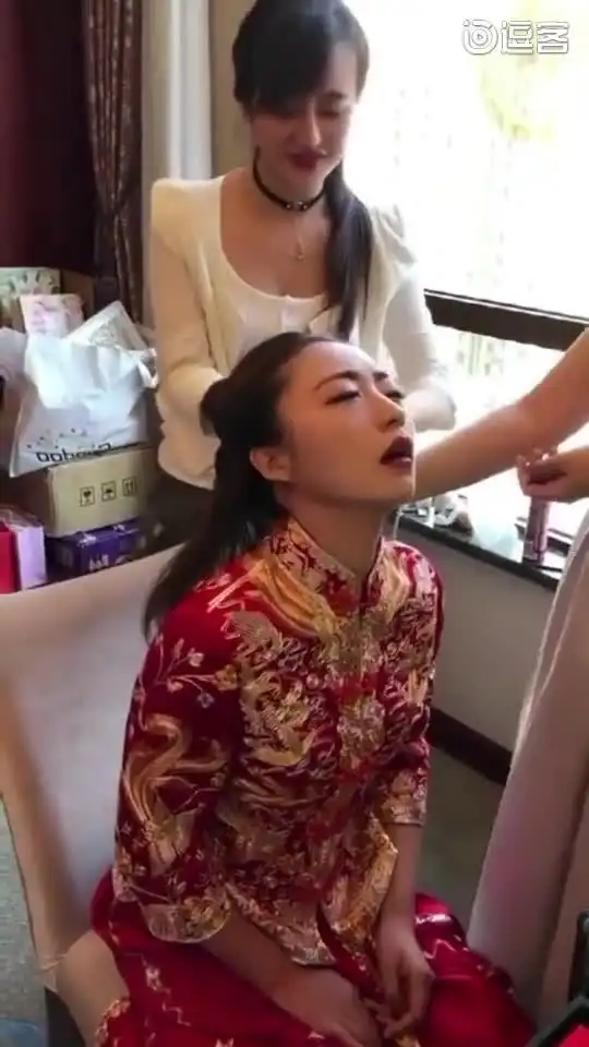 搞笑这新娘当的太累了
