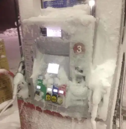歪果网友分享冬季冰天雪地中的奇观,有趣又奇幻
