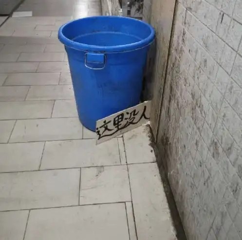 幽默笑话男生拧开可乐瓶盖,旁边的女生立马要了过来
