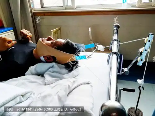 做牵引的患者,牵引床图片素材新媒体用图设计素材下载
