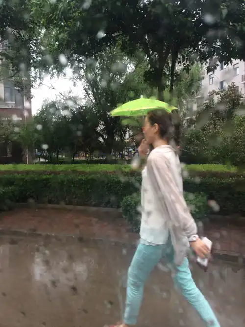 今天早上下雨在路上看到一个女的举着个小伞光打着头想为这个图片配段搞笑点的文字亲们想想吧
