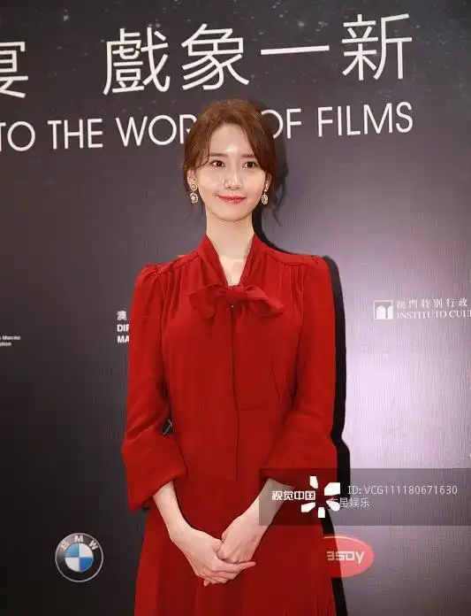 林允儿红色蝴蝶结连衣裙钻饰高跟鞋美艳吸睛

