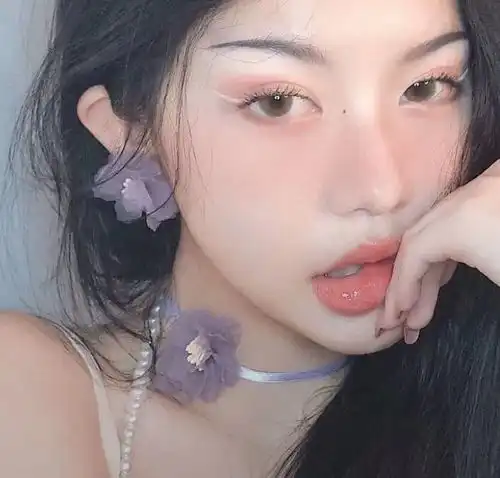女生头像失眠真的太浪费时间了
