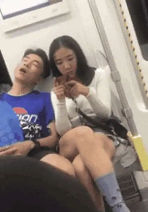 搞笑gif图片笑话段子表哥说,娶媳妇一定要当心,特别怕有狐臭
