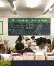 搞笑gif趣图没想到护士上班了居然还这么玩
