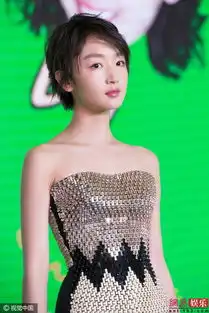 周冬雨穿性感短裙秀美腿变身表情包少女
