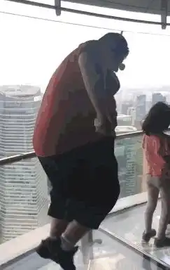 搞笑gif趣图姑娘这衣服大了得有五个号吧