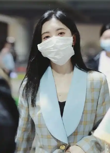 鞠婧祎戴口罩脸小上热搜我却注意到她戴口罩方式生怕夹到鼻子
