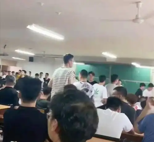 搞笑图片她攥着纸巾微翘的食指,都被配的文字赋予了生命
