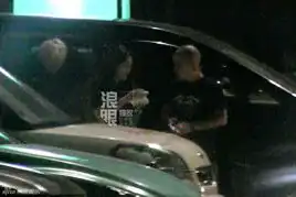 章子怡戴兔耳朵拍戏获专人撑伞收工路边吃烤串
