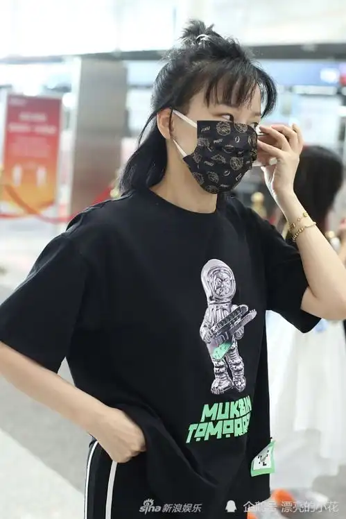 黄龄扎冲天辫可爱元气又减龄运动look秀健美身材超有范
