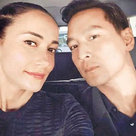 吴彦祖与老婆同框自拍,网友对不起,我以为是两个男人
