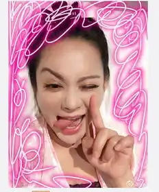 宁静挑眉吐舌搞怪睁一只眼闭一只眼
