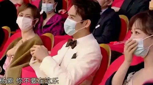 杨紫参加活动被cue,表演一个神奇的表情,孙俪的眼中都是宠溺

