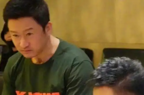 朱亚文让吴京吃慢点,吴京吃汉堡不料又吃出了一个表情包,大概是喜剧人吧
