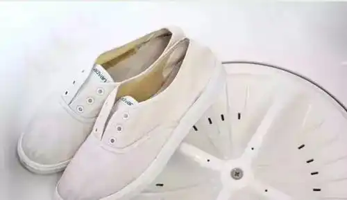 小白鞋这样清洗小白鞋,洗过之后就和新的一样

