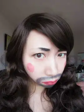 貌美女生妆如花让你笑出泪

