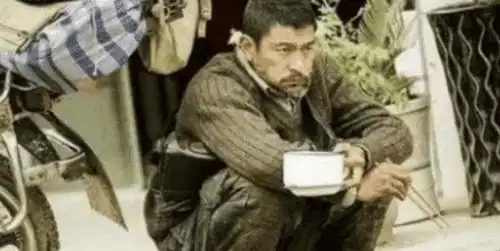 都是演乞丐,黄渤头发打结,刘德华睡大街,杨颖是来搞笑的吗
