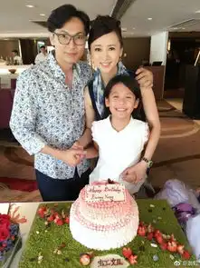 翁虹生日会杨乐乐捧场一家三口对镜甜笑好幸福
