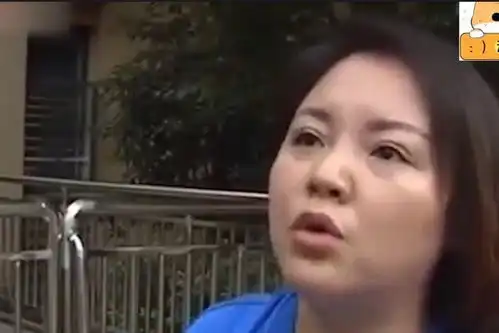 狂妄女司机开奔驰堵门,还殴打保安,扬言我就搞你怎么样
