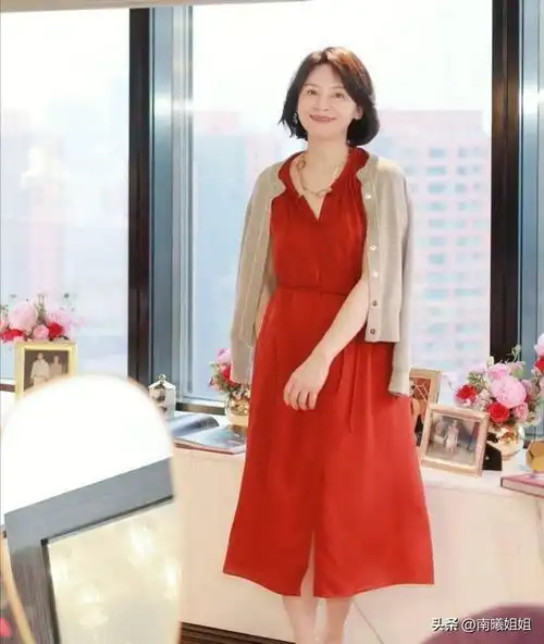 女人一旦过了45岁,建议远离这3种发型特别第1种,显老没气质

