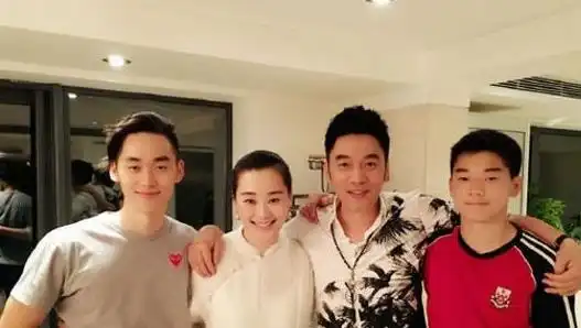 第一任妻子捧红了他,第二任妻子让他成为富豪,网友人生赢家
