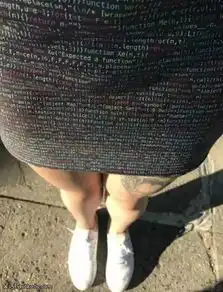 搞笑图片天很热,妹子穿不穿有多大区别呢
