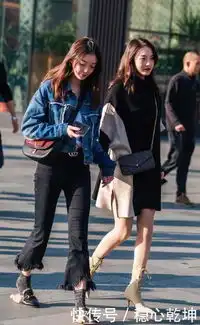 时尚街拍图五小姐姐白色一字肩开叉裙搭配高跟鞋,特有女人味
