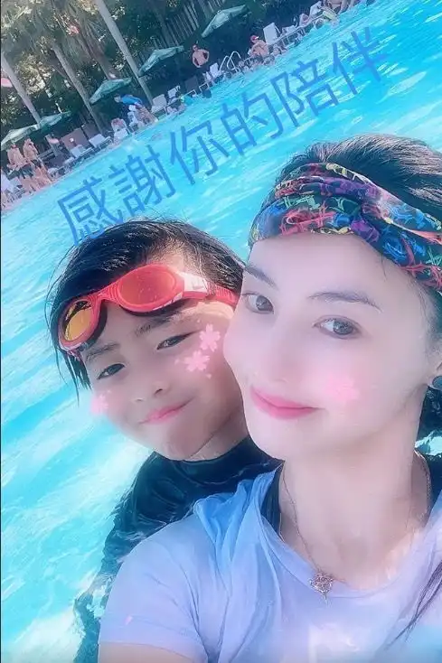 组图张柏芝晒与二儿子合照坦言陪伴就是最好的爱